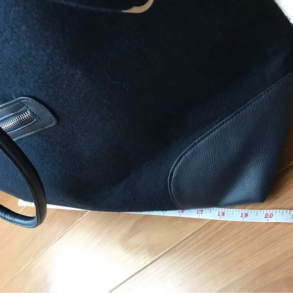 ♻️Reposted New DSW navy felt weekender bag for your traveling - Picture 8 of 14